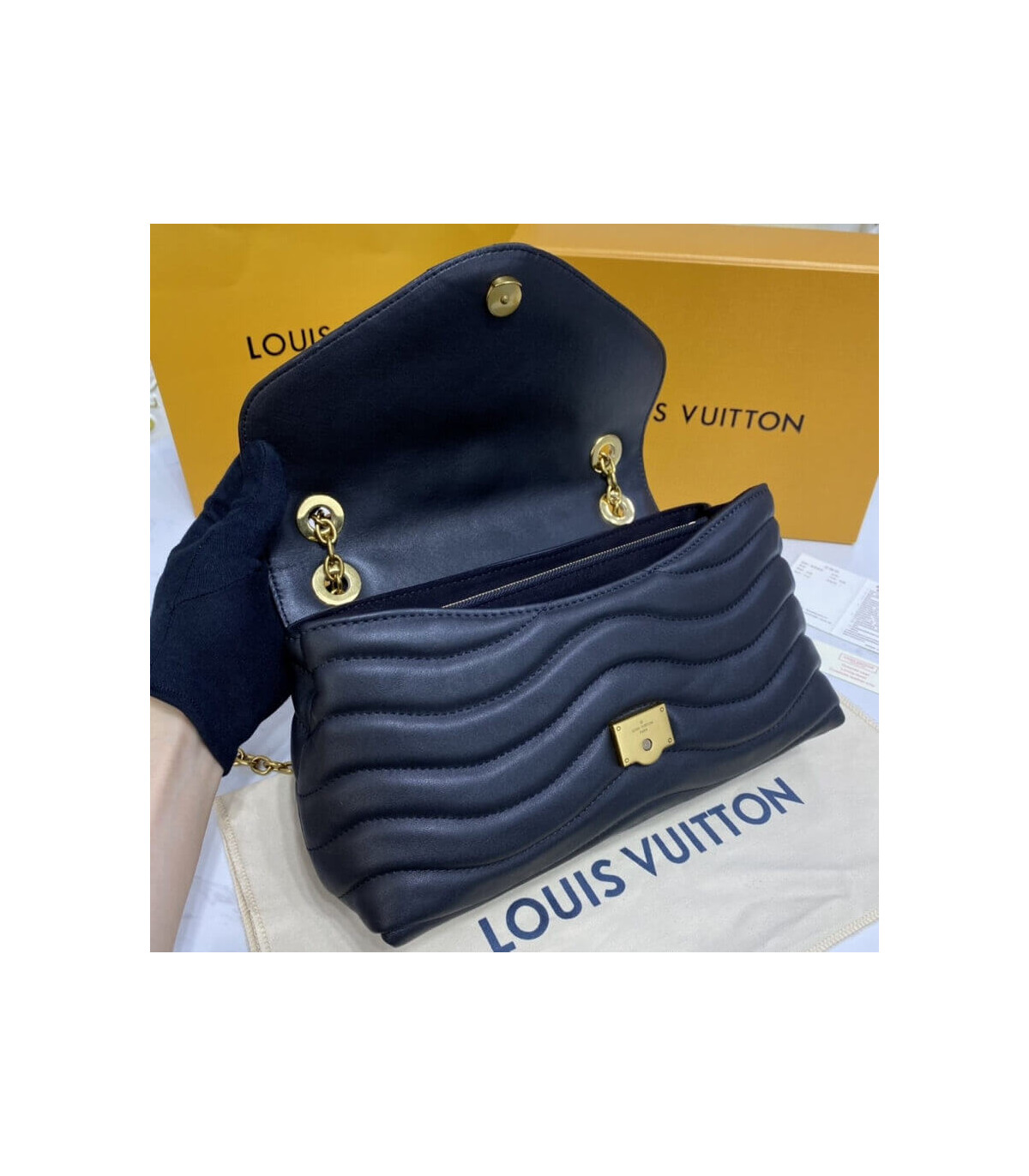 Shop Louis Vuitton Lv New Wave Chain Bag (CHAINE LV NEW WAVE, LV NEW WAVE CHAIN  BAG, M58552, M58550, M58553, M58549, M58664) by Mikrie