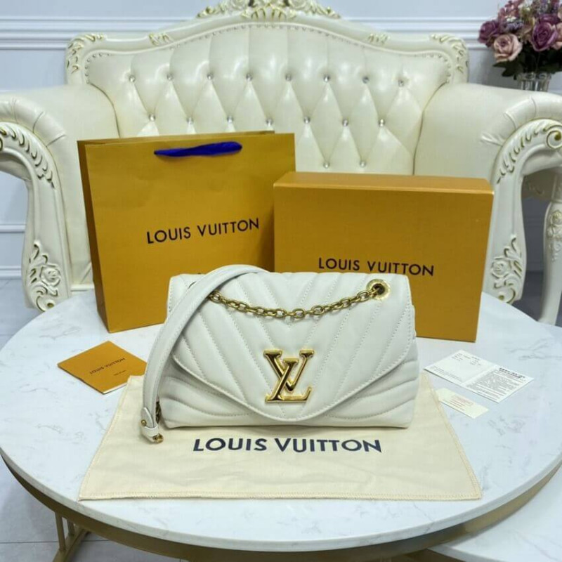 Louis Vuitton® NEW Wave Chain Bag GM Ivoire. Size in 2023