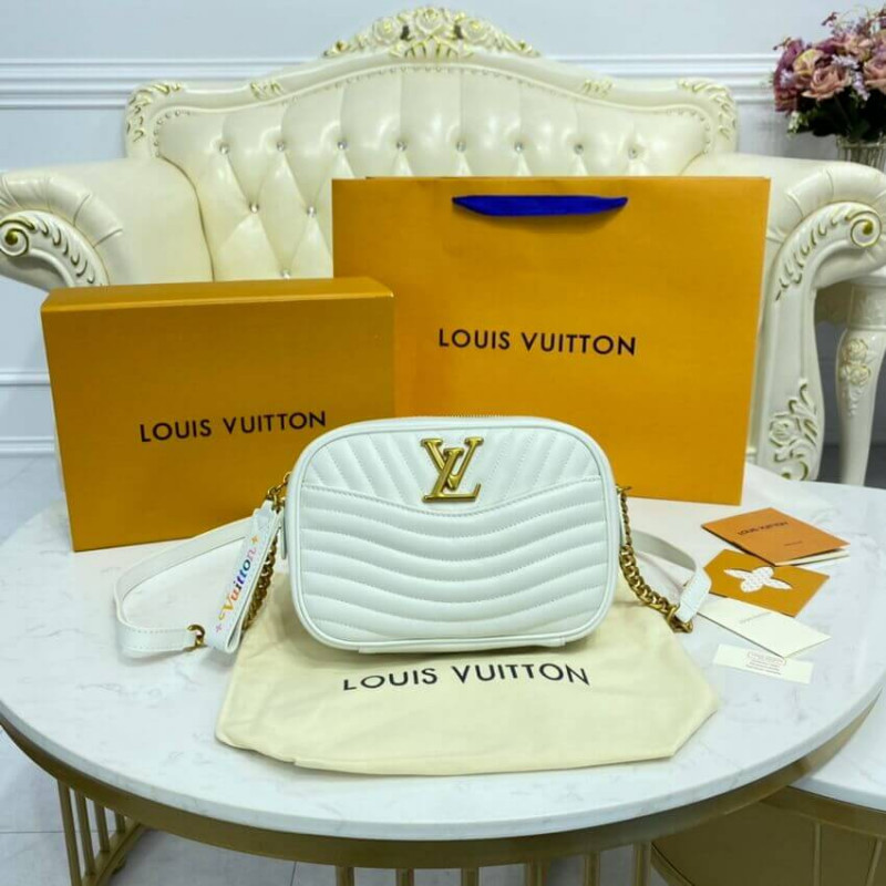 Gorgeous in white🤍🤍🤍 Louis Vuitton New Wave Bumbag in excellent
