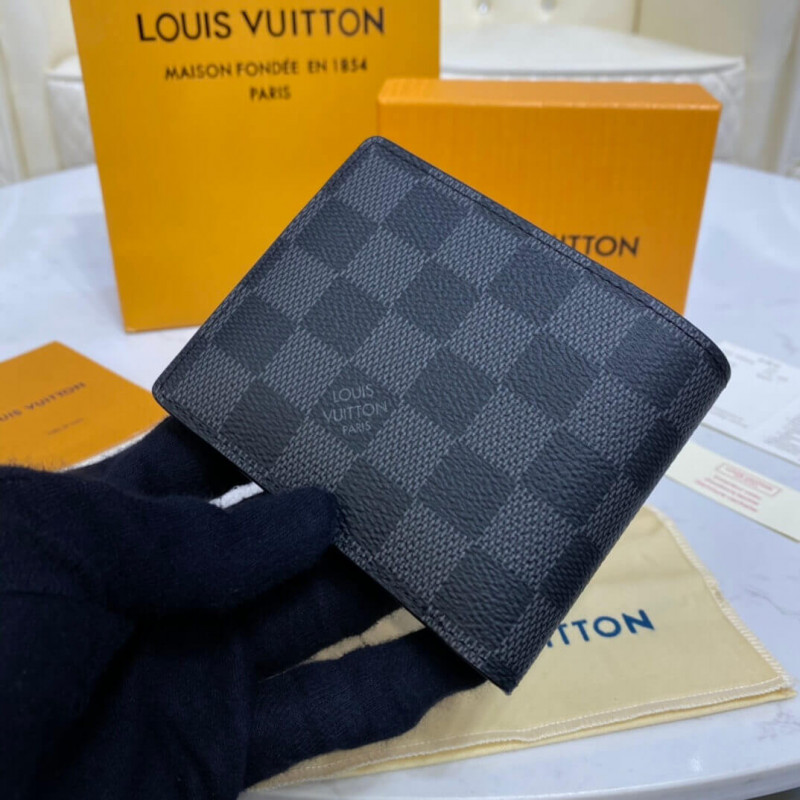 ขายแล้วค่ะ Louis Vuitton Graphite Ambler Waist Bag มือสองสภาพดี