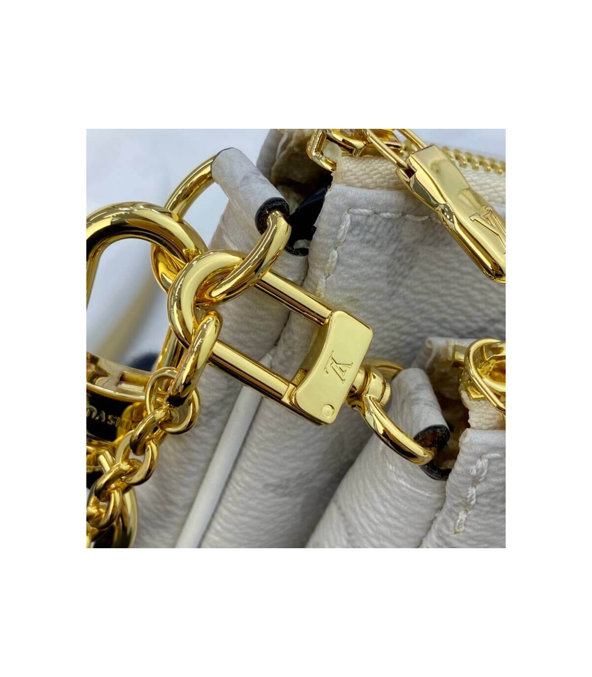 Visazero - 🔥🔥 Claquette Louis Vuitton 💞 ♢♢ Accessoire multifonction ♢  💰Prix :8 990 CFA ; Soit 143 900 000Fuineen 👀Voir plus ici :   🚚Livraison entre 7 et 15 jours Maximum