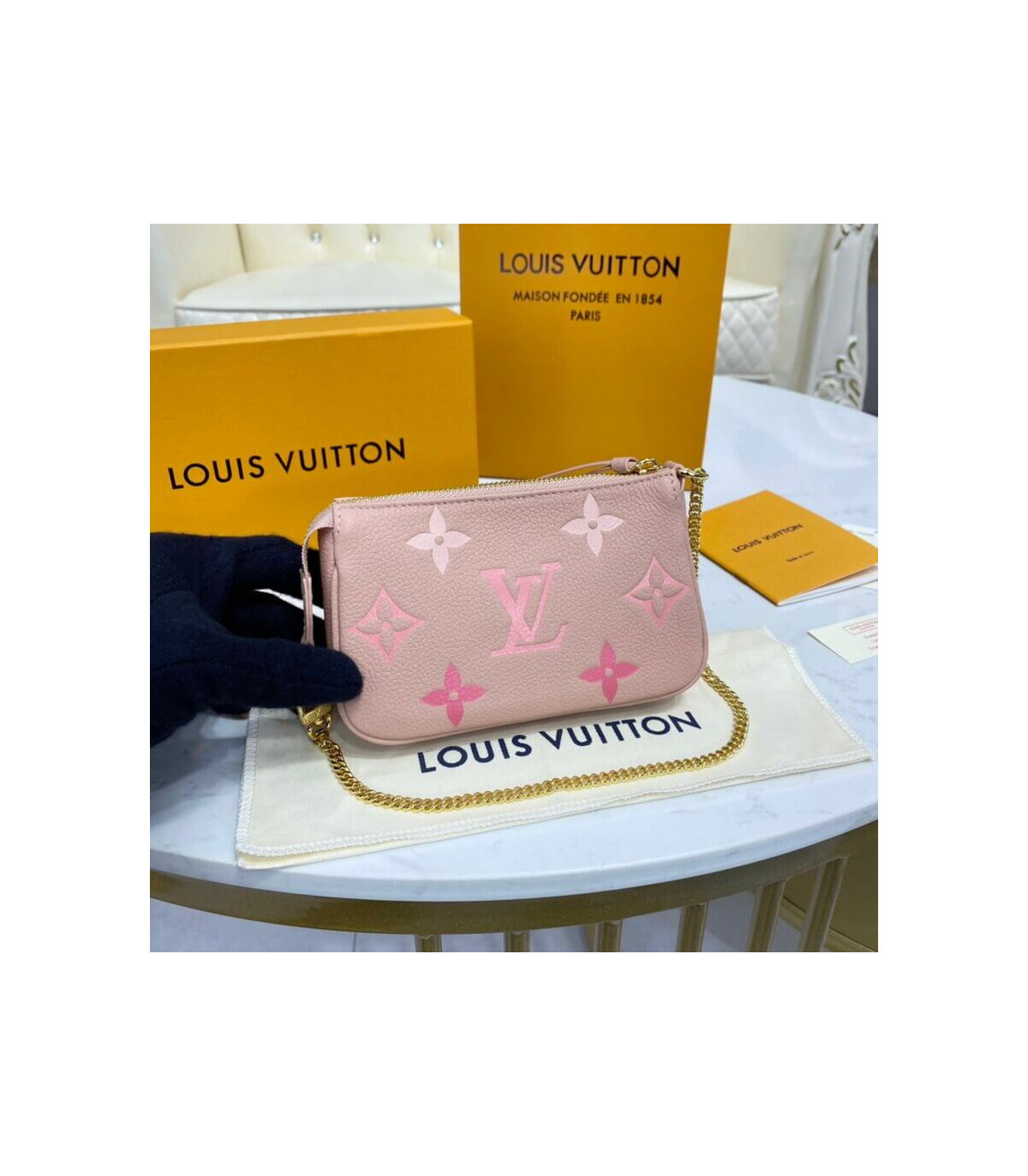 Louis Vuitton LV mini pochette accessories Pink Leather ref.269311 - Joli  Closet